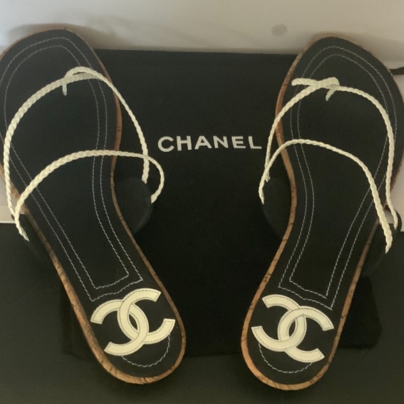 CHANEL LEATHER THONG - Picture 1 of 7